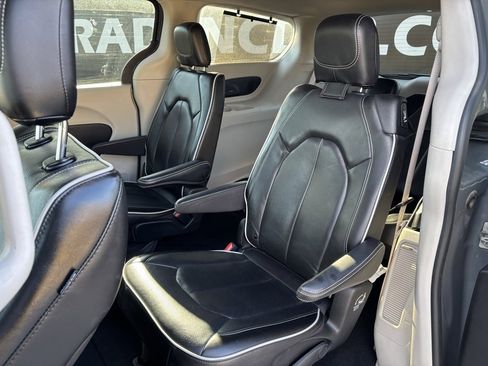 Used 2022 Chrysler Pacifica Limited image 27