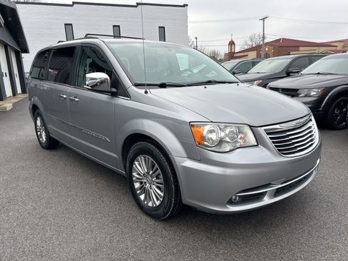 Used 2016 Chrysler Town & Country Touring-L image 7