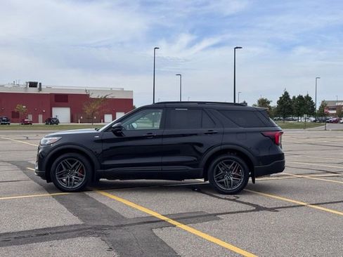 Used 2025 Ford Explorer ST-Line w/ Premium Package image 38