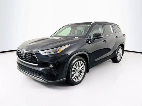 Certified 2025 Toyota Highlander Platinum AWD/4WD image 3