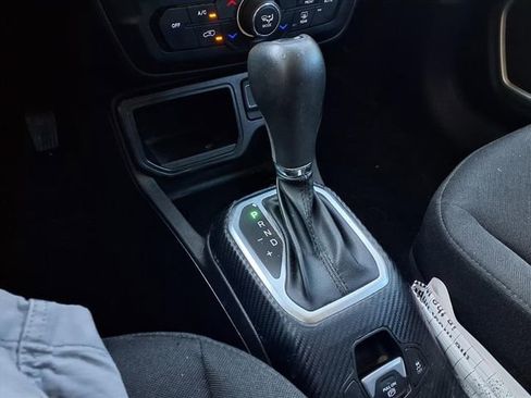 Used 2020 Jeep Renegade Latitude FWD image 17