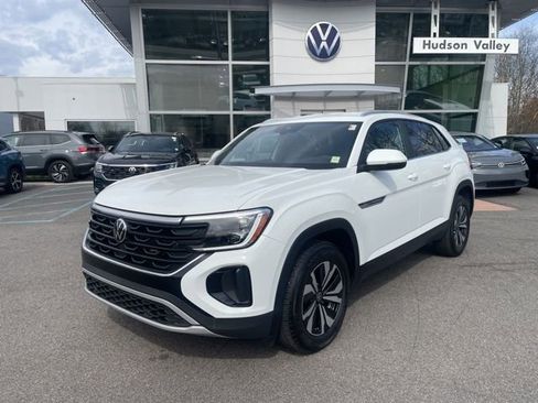 Certified 2025 Volkswagen Atlas Cross Sport SE image 1