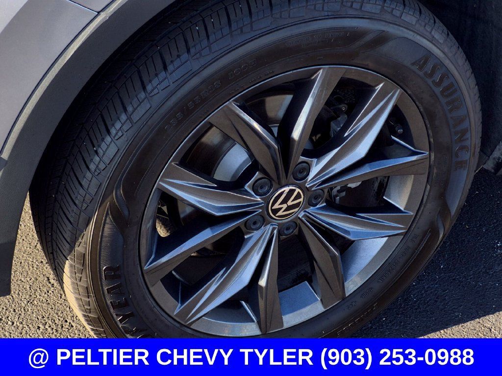 Used 2023 Volkswagen Tiguan SE w/ Panoramic Sunroof Package FWD image 7