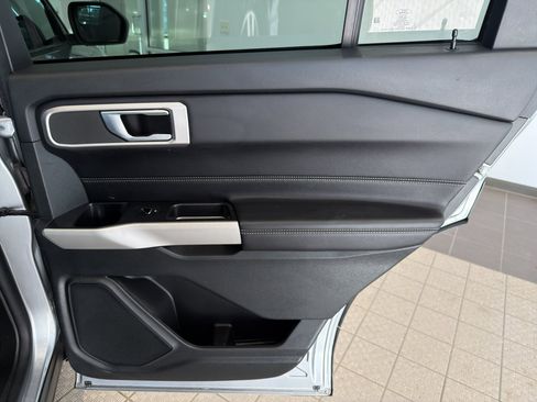 Used 2022 Ford Explorer XLT image 25
