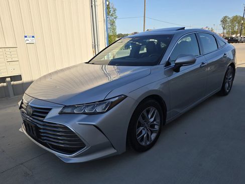 Used 2019 Toyota Avalon XLE w/ Moonroof Package image 2