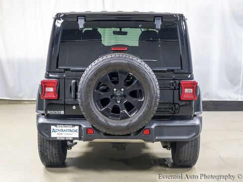 Used 2018 Jeep Wrangler Unlimited Sahara AWD/4WD image 6