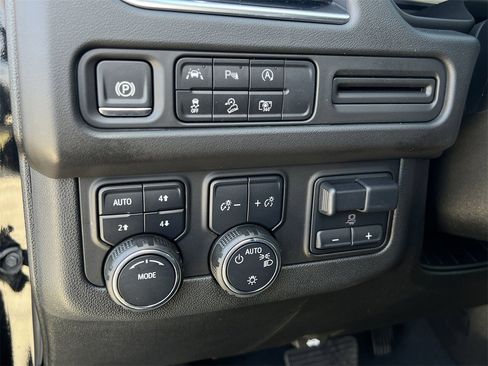 Used 2024 Chevrolet Suburban Z71 w/ Luxury Package image 14