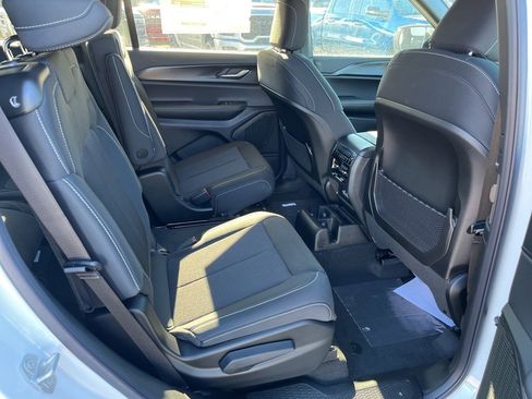 New 2025 Jeep Grand Cherokee L Laredo image 13