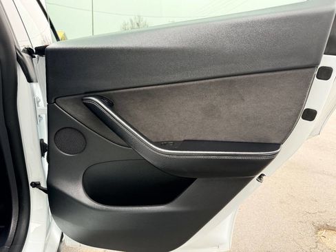 Used 2022 Tesla Model Y Long Range image 32