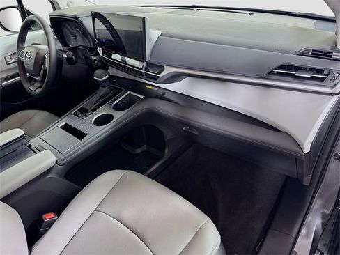 Used 2025 Toyota Sienna XLE image 31