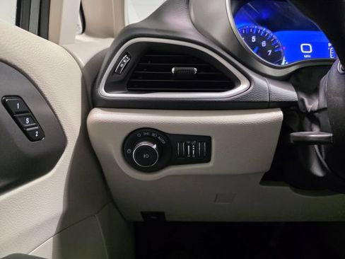 Used 2023 Chrysler Pacifica Touring-L FWD image 15