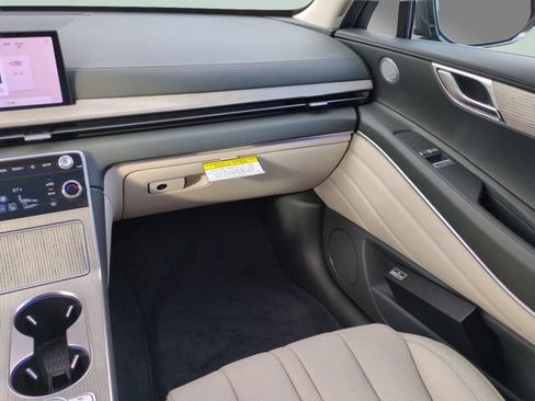 Certified 2025 Genesis GV80 2.5T Select AWD/4WD image 23