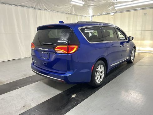 Used 2020 Chrysler Pacifica Touring-L w/ Tire & Wheel Group FWD image 2