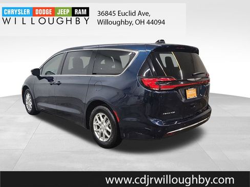 Used 2025 Chrysler Pacifica Select image 6
