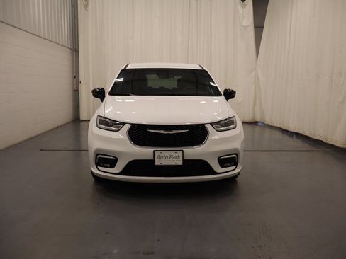 Used 2025 Chrysler Pacifica Select FWD image 4