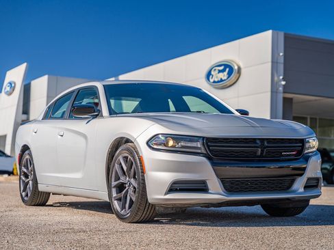 Used 2019 Dodge Charger SXT image 1