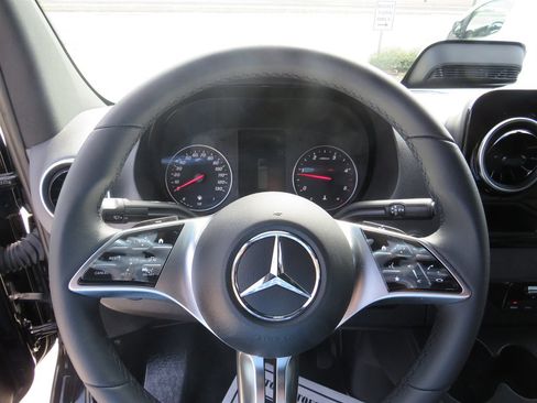 Used 2025 Mercedes-Benz Sprinter 2500 image 5