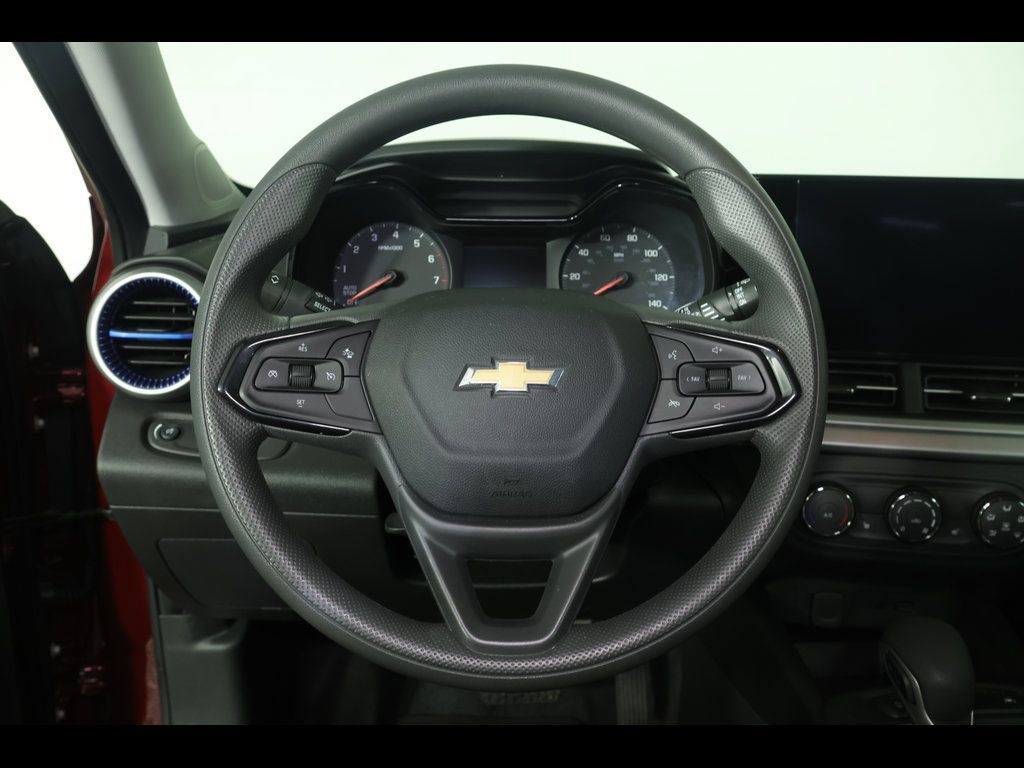 Used 2025 Chevrolet Trax LS w/ LS Convenience Package FWD image 13