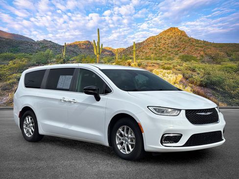 Used 2024 Chrysler Pacifica Touring-L FWD image 2