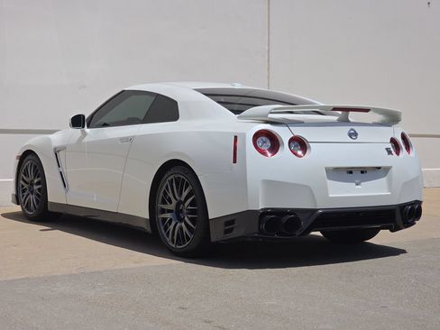 Used 2016 Nissan GT-R Premium AWD/4WD image 3