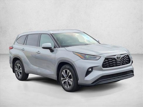 Used 2021 Toyota Highlander XLE AWD/4WD image 4