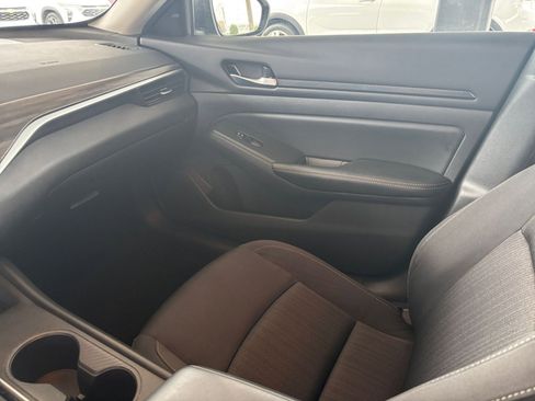 Used 2025 Nissan Altima 2.5 SV FWD image 36