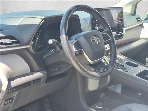 Used 2021 Toyota Sienna XLE FWD image 9