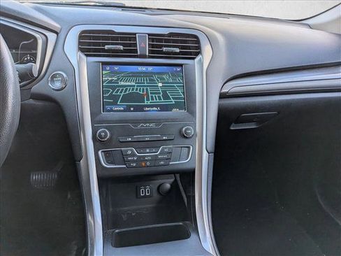 Used 2019 Ford Fusion SE image 12