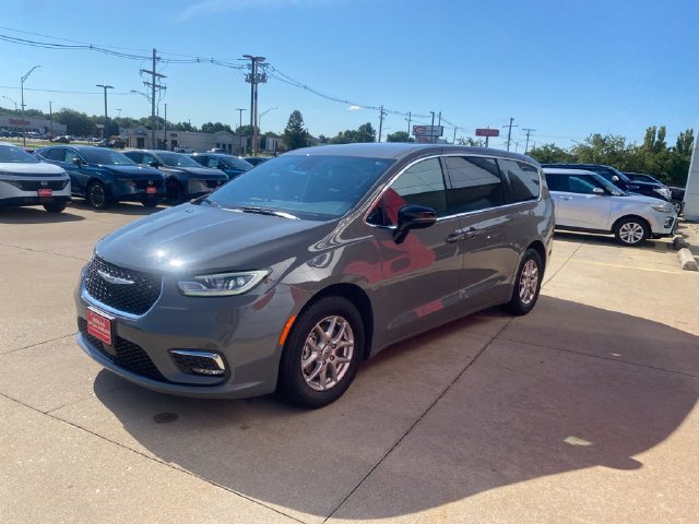 Used 2024 Chrysler Pacifica Touring-L FWD image 3