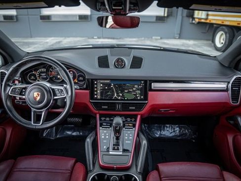 Used 2022 Porsche Cayenne Platinum Edition image 25