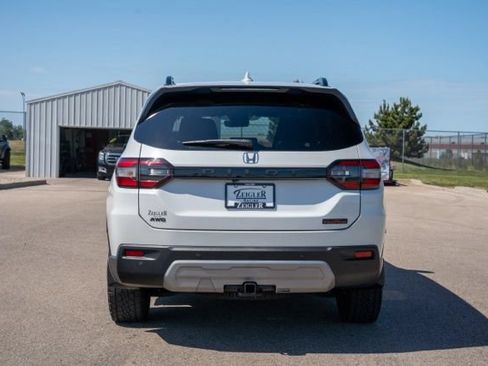 Used 2025 Honda Pilot TrailSport image 6