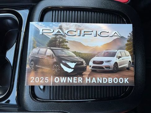 Used 2025 Chrysler Pacifica Limited FWD image 41