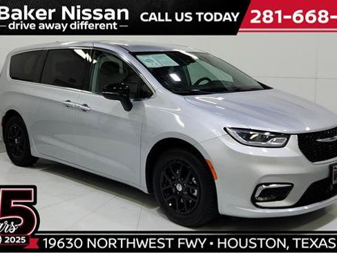 Used 2024 Chrysler Pacifica Touring-L FWD image 37