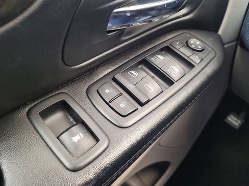 Used 2015 Dodge Grand Caravan SXT image 27