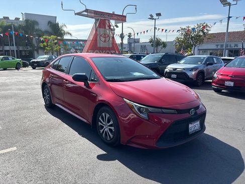 Used 2021 Toyota Corolla LE FWD image 2