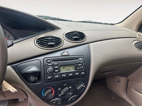 Used 2004 Ford Focus SE FWD image 13