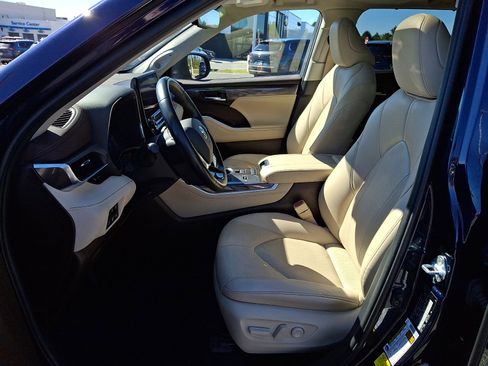 Used 2021 Toyota Highlander Limited image 14