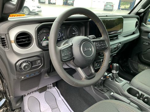 Used 2024 Jeep Wrangler Unlimited w/ Convenience Group AWD/4WD image 16