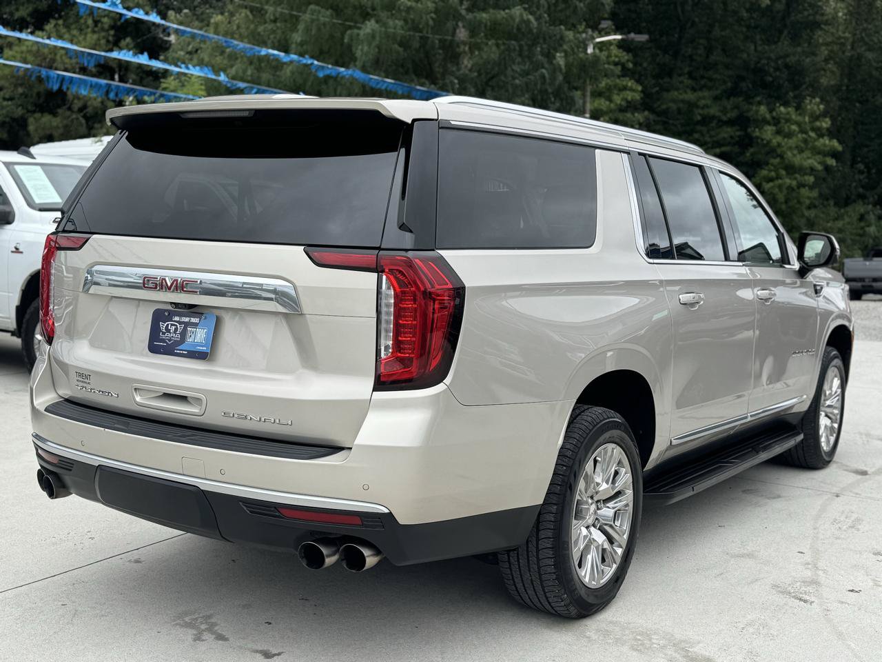 Used 2021 GMC Yukon XL Denali w/ Advanced Technology Package AWD/4WD image 7