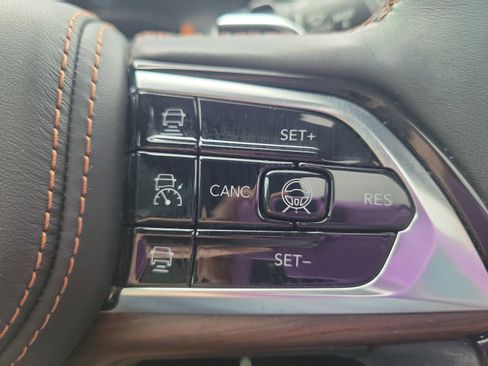Used 2025 Jeep Grand Cherokee Summit AWD/4WD image 28
