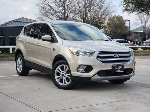 Used 2017 Ford Escape SE image 2