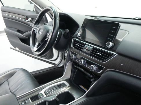 Used 2018 Honda Accord Touring image 25