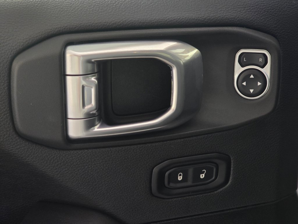 Used 2025 Jeep Wrangler Unlimited Sahara AWD/4WD image 35