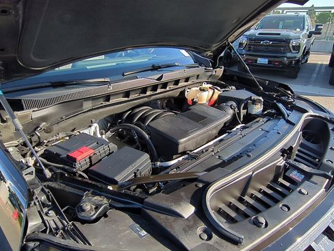Used 2025 Chevrolet Suburban Z71 AWD/4WD image 29