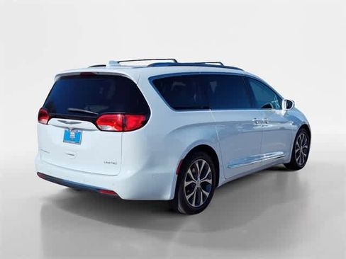 Used 2017 Chrysler Pacifica Limited image 5