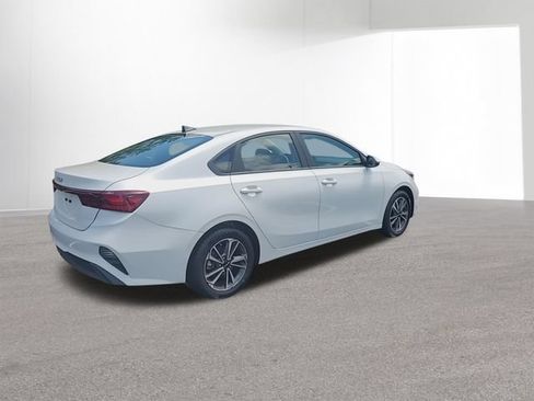 Used 2023 Kia Forte LXS w/ LXS Technology Package FWD image 9