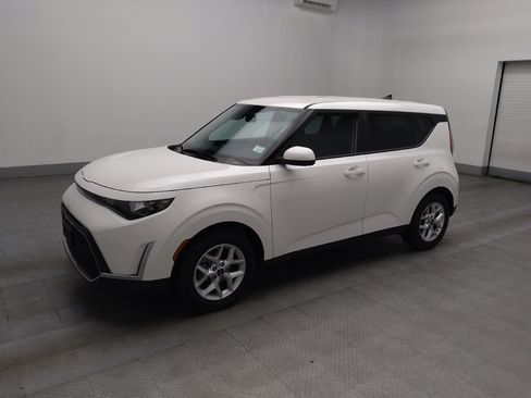 Used 2025 Kia Soul LX image 2