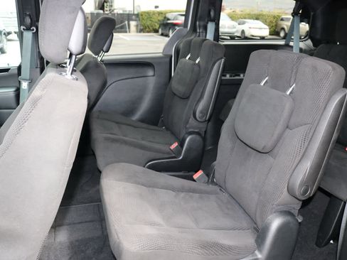 Used 2017 Dodge Grand Caravan SE image 26