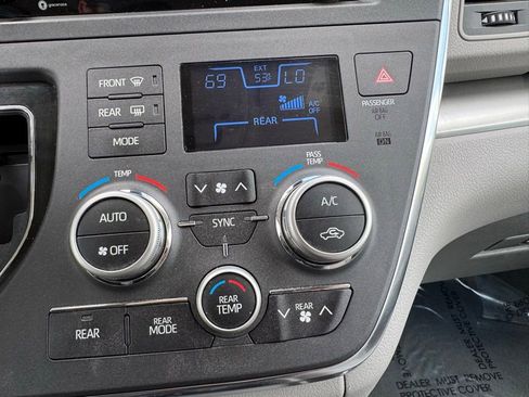 Used 2019 Toyota Sienna LE AWD/4WD image 19