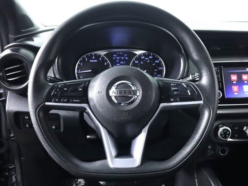 Used 2020 Nissan Kicks S image 11